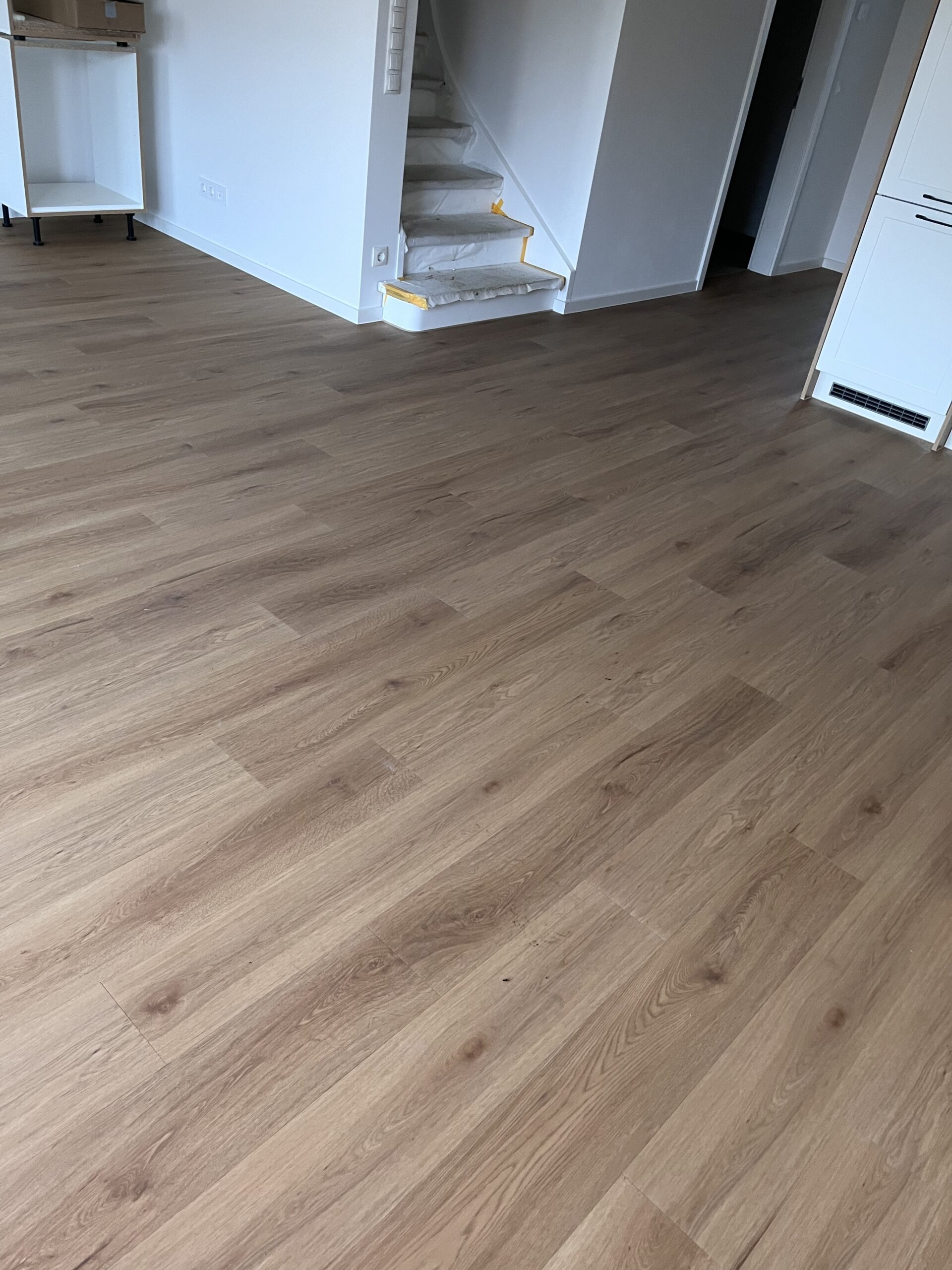 Drewniana podłoga w nowoczesnym wnętrzu